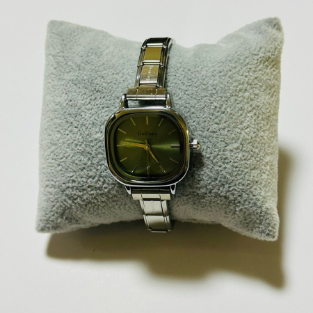 ساعة مربع صغير اخضر