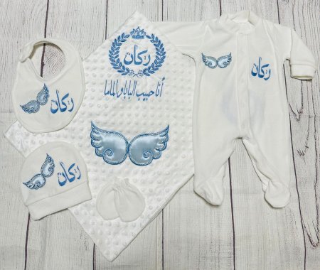 طقم مخمل ابيض مع حرام مبزر واجنحة ازرق